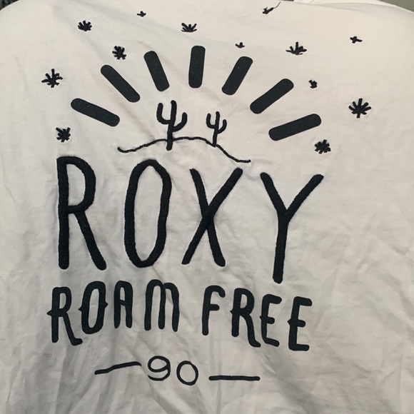 White T-shirt/Roxy Roam free🤍🥡⛸🎲 - Picture 2 of 3